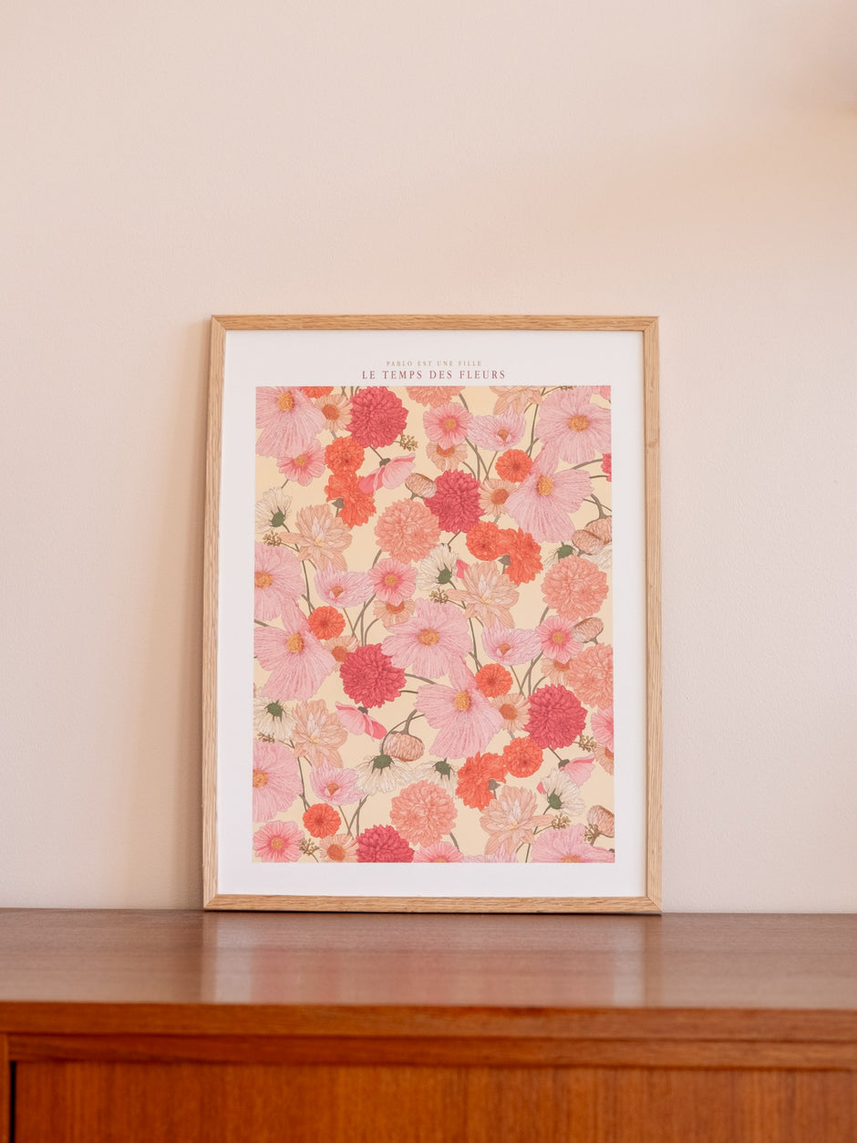 Affiche florale Le Temps des Fleurs format 30x40cm posée contre un mur blanc