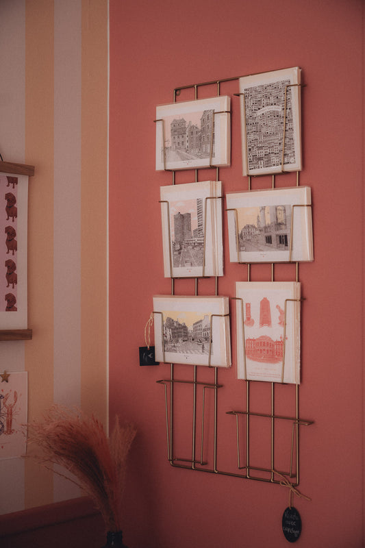 Cartes postales de villes dans l'atelier de l'illustratrice Pablo est une fille