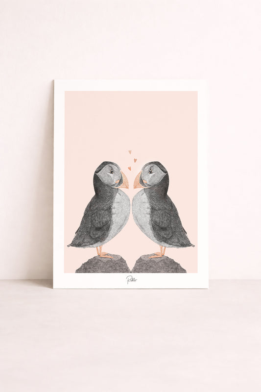 affiche illustrée d'un duo de macareux amoureux