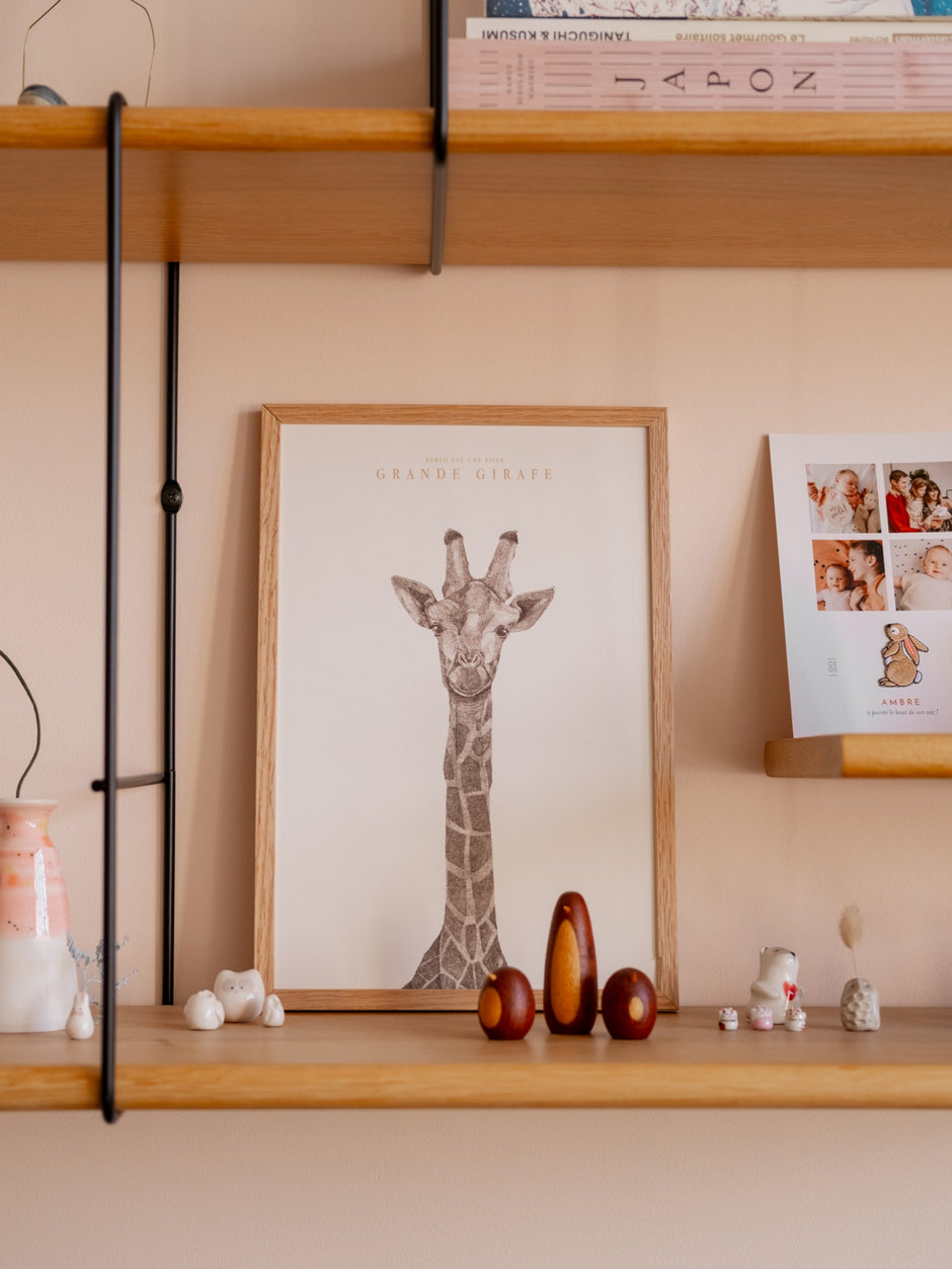 Affiche Grande Girafe encadrée bois – illustration animal noir et blanc décoration murale | Pablo est une fille