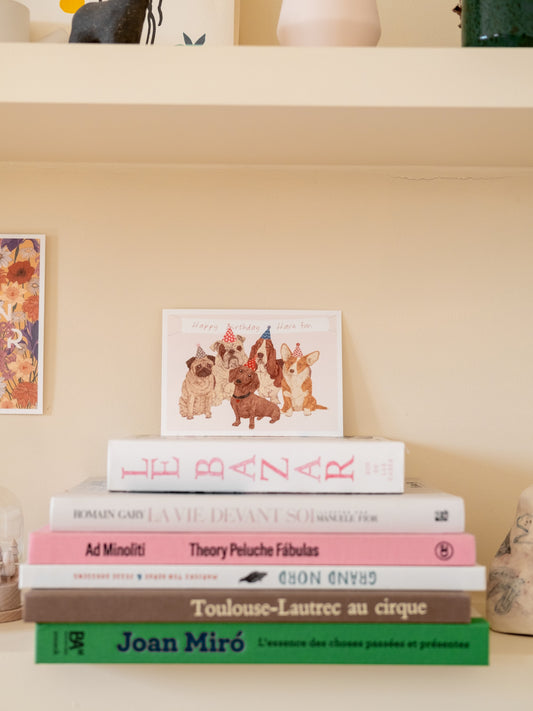 Carte anniversaire Toutous posée sur une pile de livres – décoration intérieure | Pablo est une fille