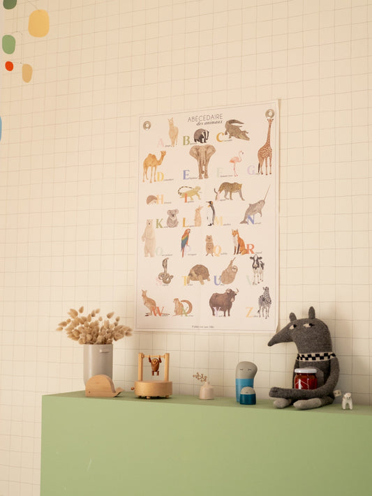 Affiche Abécédaire des animaux illustrée dans une chambre d'enfant – décoration murale enfant | Pablo est une fille