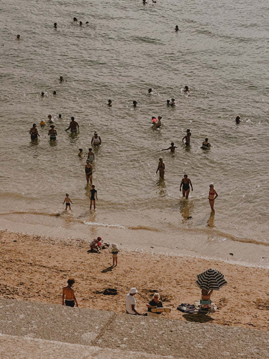 Baigneurs sur la plage du Sillon sous les remparts de Saint-Malo, en été