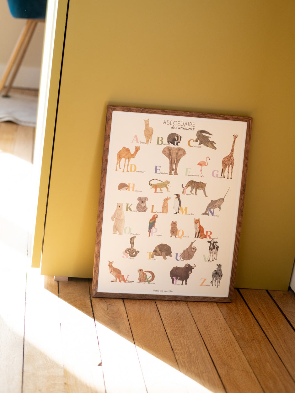 Affiche abécédaire des animaux encadrée posée au sol, décoration chambre d'enfant