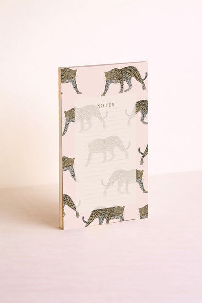 Un bloc-notes avec un motif jaguar. Papeterie illustrée 