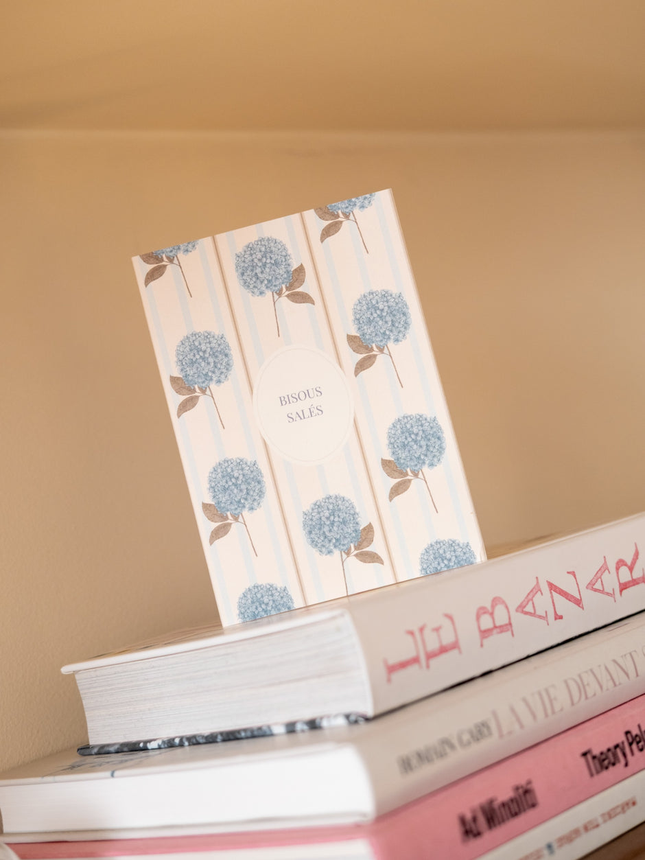 Carte double Bisous salés ouverte – intérieur vierge, motif hortensias bleus
