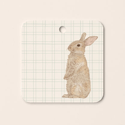 Étiquette cadeau illustrée lapin – motif carreaux fond crème | Pablo est une fille