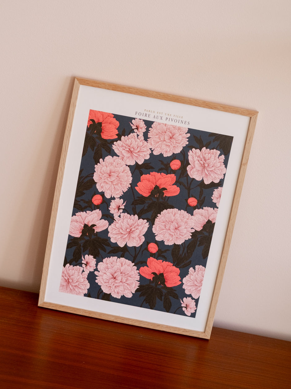 Affiche Foire aux Pivoines encadrée bois clair – illustration pivoines roses fond bleu nuit