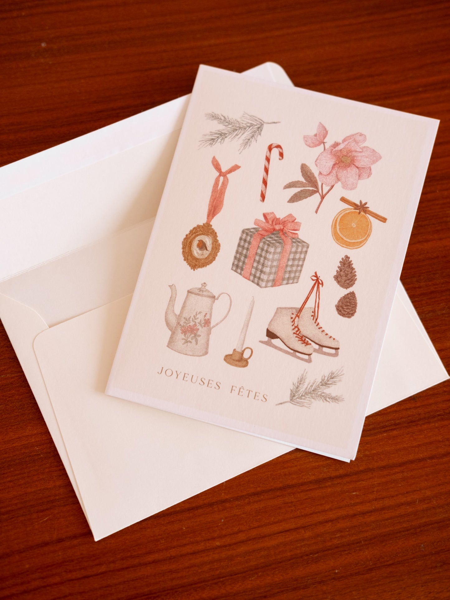Carte de Noël Joyeuses Fêtes avec enveloppe – packshot fond bois | Pablo est une fille