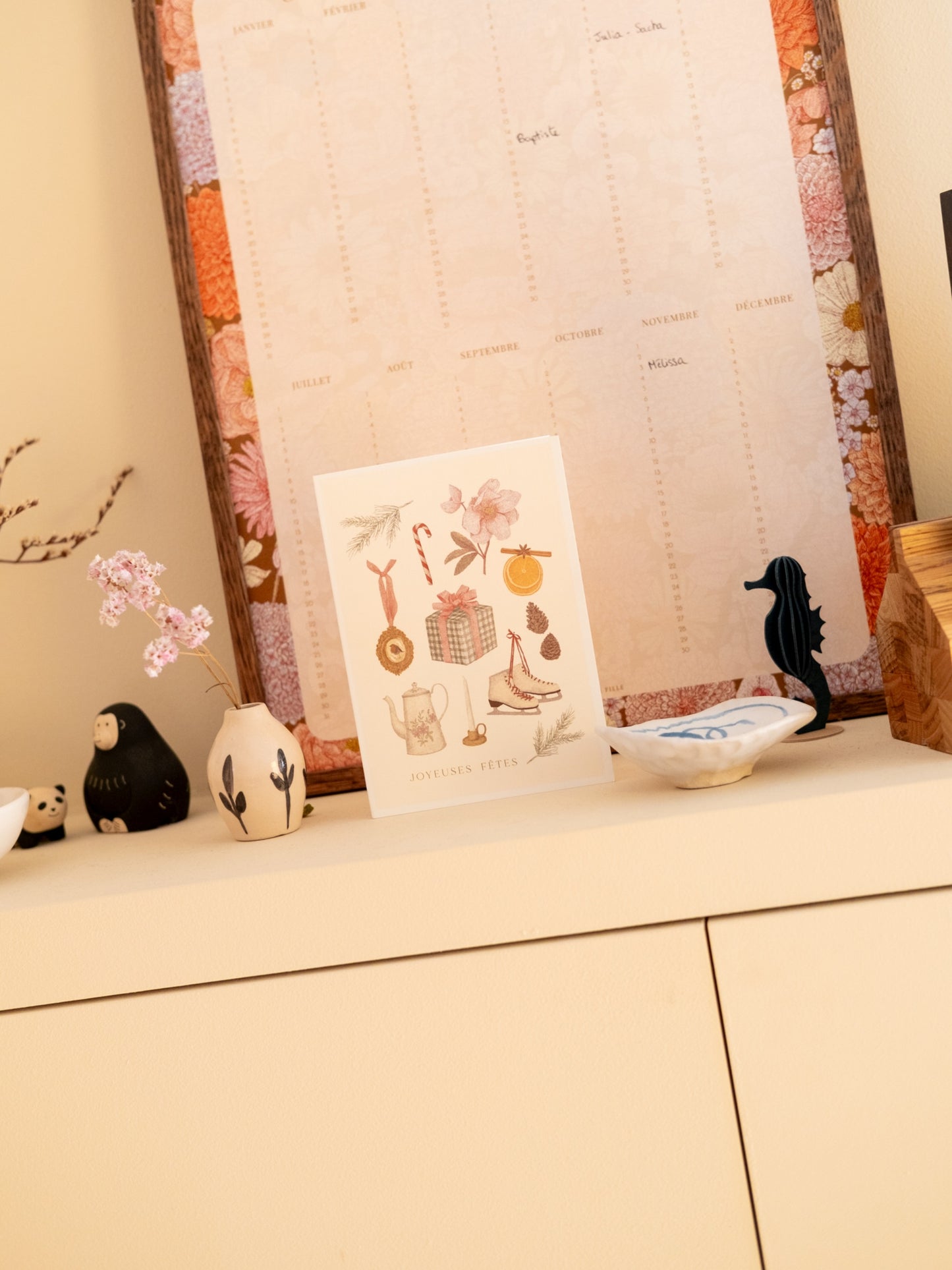 Carte de Noël illustrée en situation décoration hivernale | Pablo est une fille