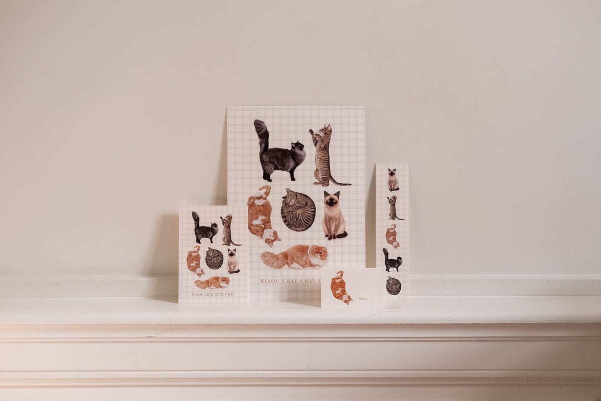 Affiche Chats accompagnée d’une carte, d’un marque-page et d’une petite carte aux illustrations de chats assorties.