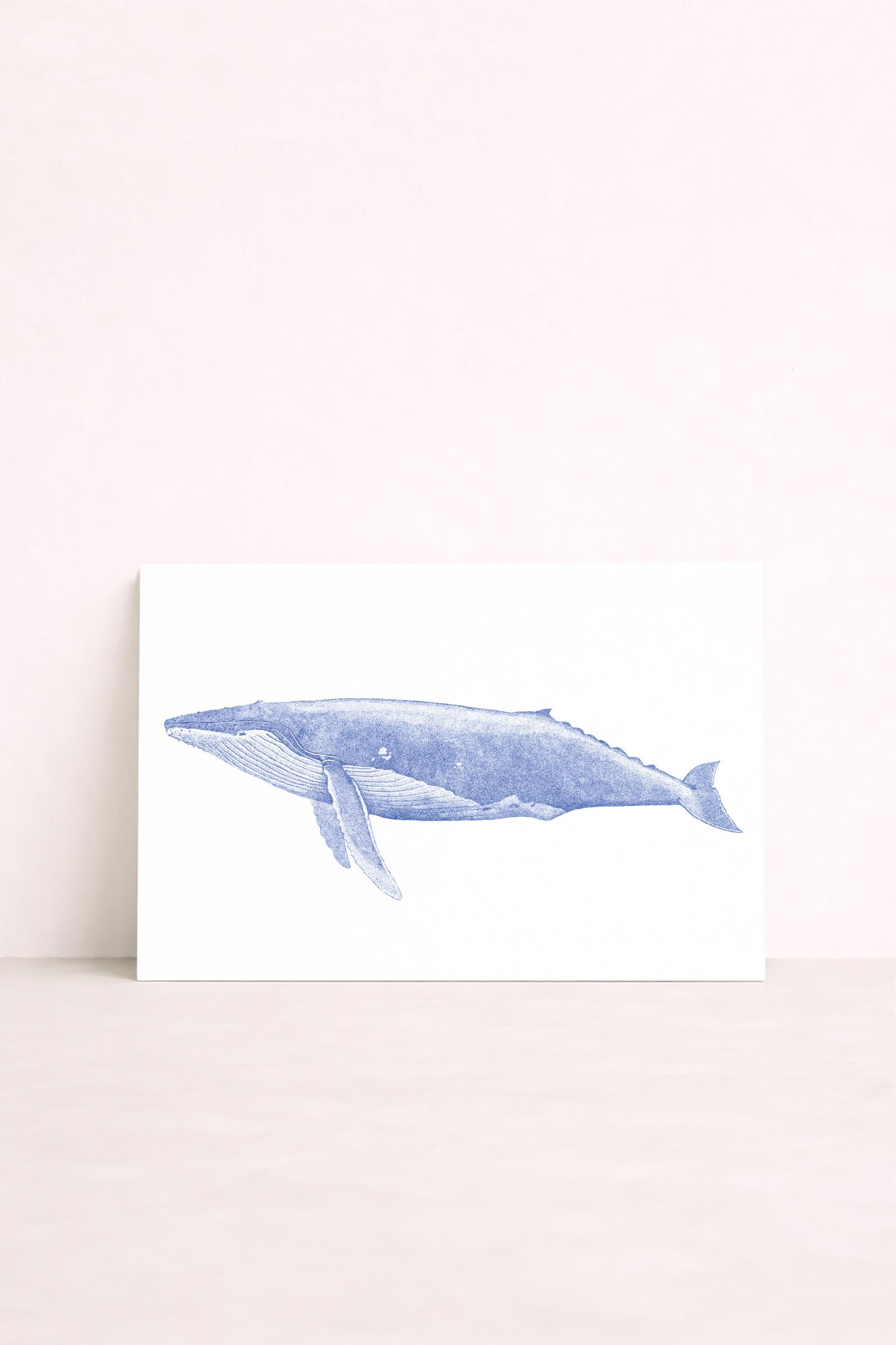 Affiche illustrée d'une baleine bleue en pointillisme par Pablo est une fille