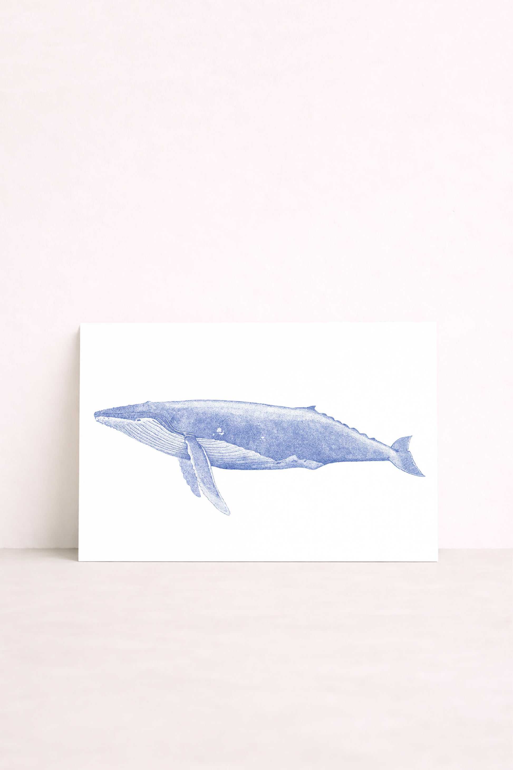 Affiche illustrée d'une baleine bleue en pointillisme par Pablo est une fille