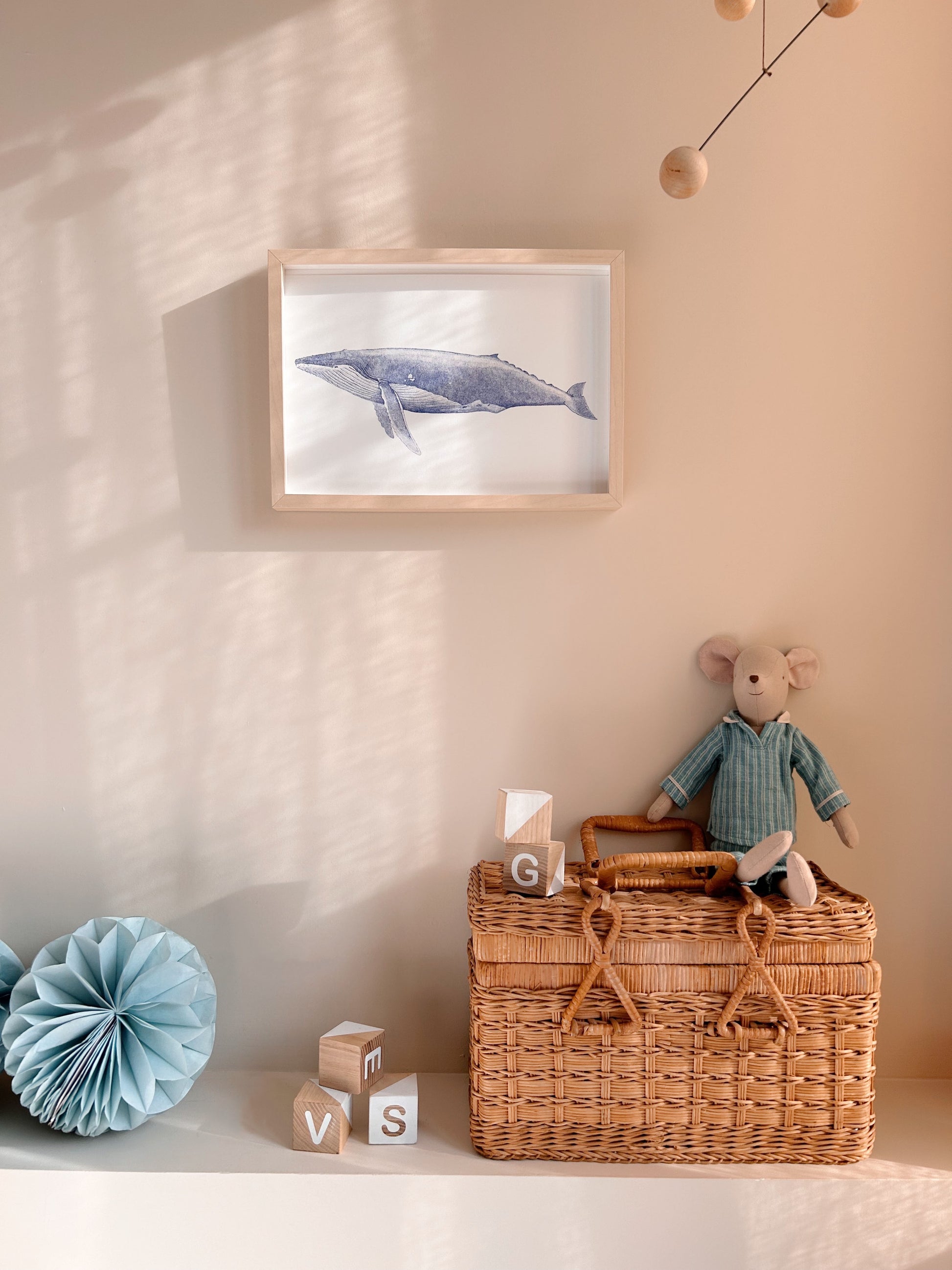 Affiche douce d'une baleine dans une chambre d'enfant