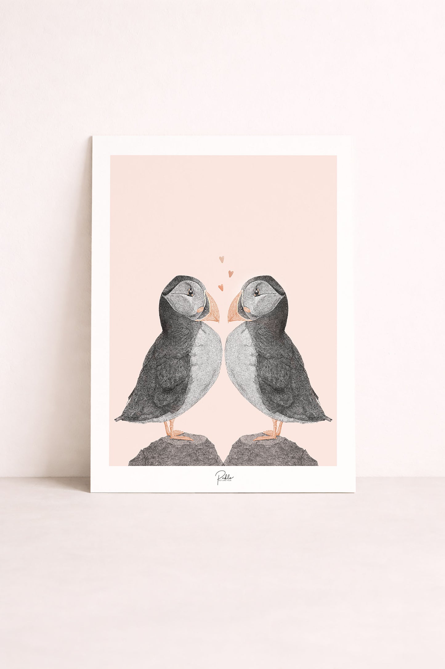 affiche illustrée d'un duo de macareux amoureux