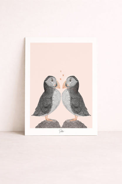 affiche illustrée d'un duo de macareux amoureux