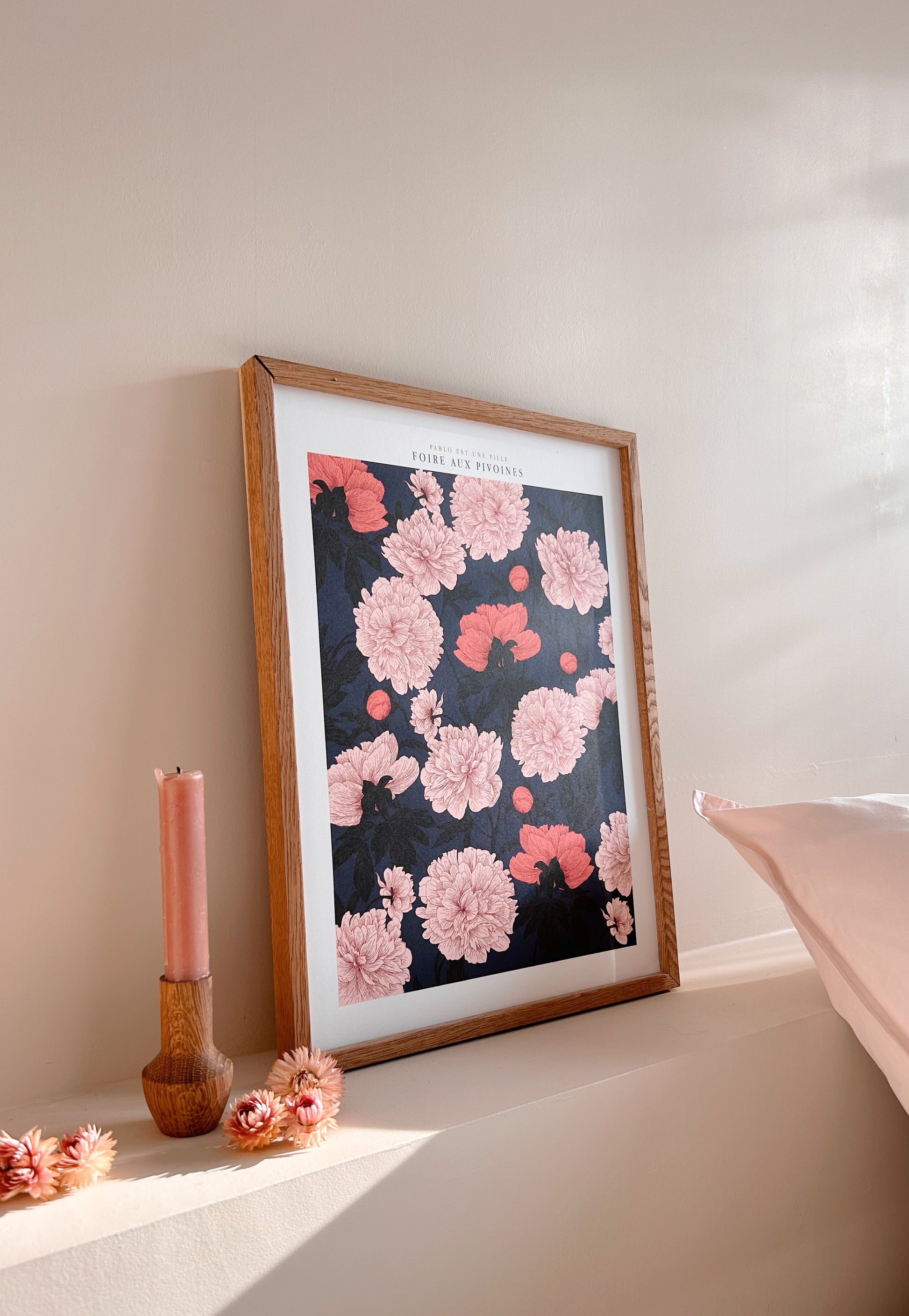 Pivoines dessinées rose sur fond bleu nuit