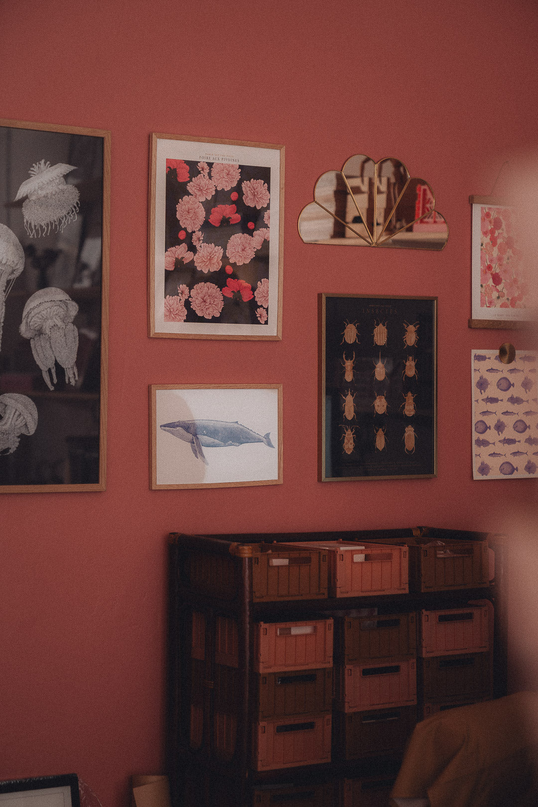 Les affiches encadrées dans l'atelier de Pablo est une fille 