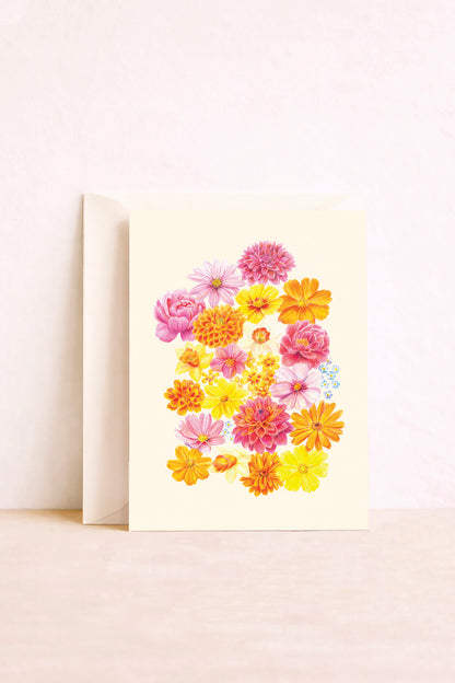 Carte postale « La Belle Saison », illustrée de fleurs roses, jaunes et orange sur fond crème, devant une enveloppe.