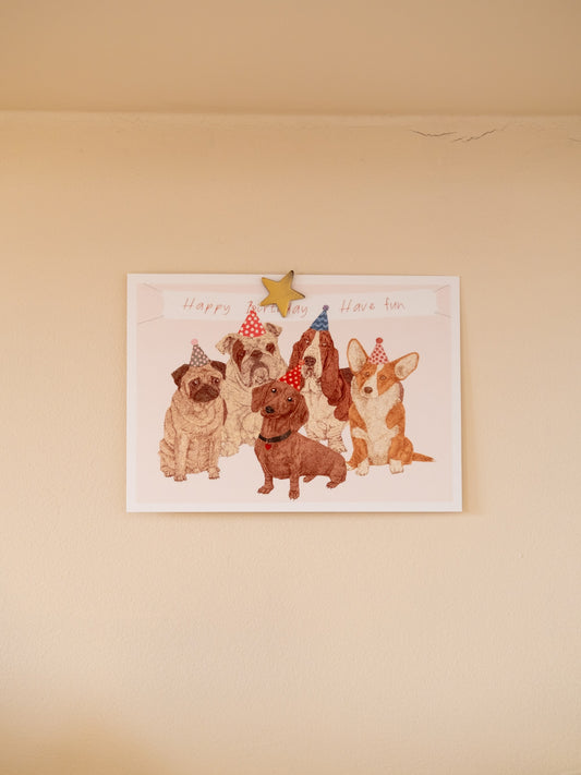 Carte anniversaire Toutous affichée au mur avec une étoile dorée – décoration festive | Pablo est une fille