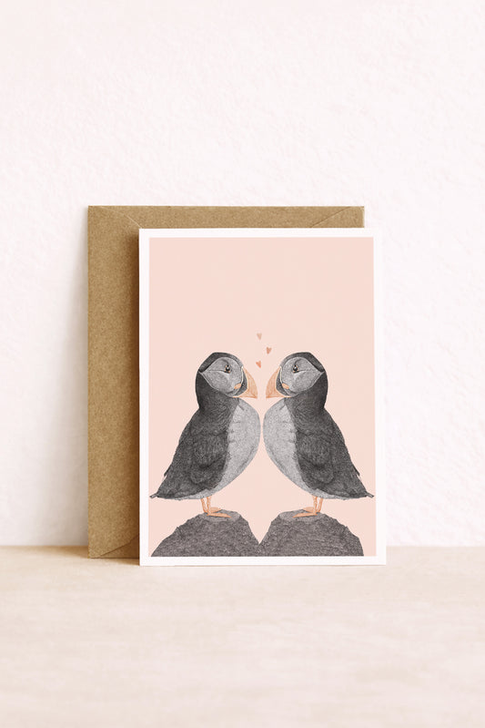 carte amour avec un duo de macareux amoureux