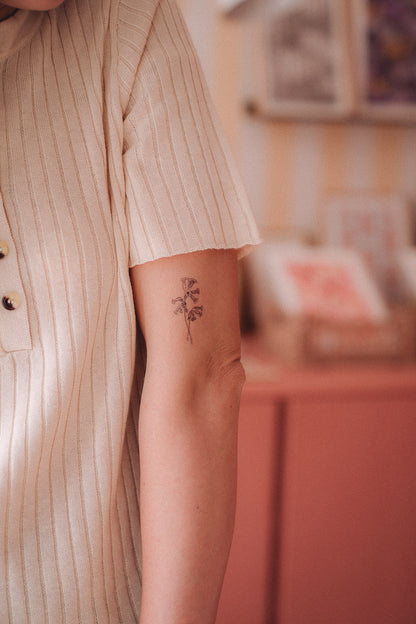 Tatouage éphémère fleur coucou noir et blanc